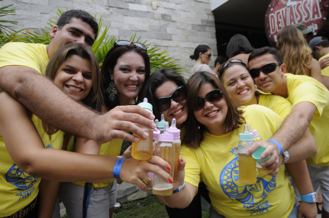 A turma do Acorda pra tomar gagau usa chupetas e mamadeiras no desfile. Foto: Especial para o Diario/DA Press