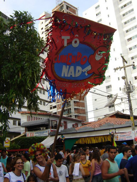 Bloco T cumendo nada sai pelas ruas do Parque Santana, na Zona Norte. Foto: Reproduo/Facebook