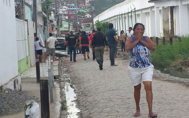 O clima  de tenso no Curado e nos bairros vizinhos, onde a polcia faz buscas pelos fugitivos. Foto: Roberto Ramos/DP