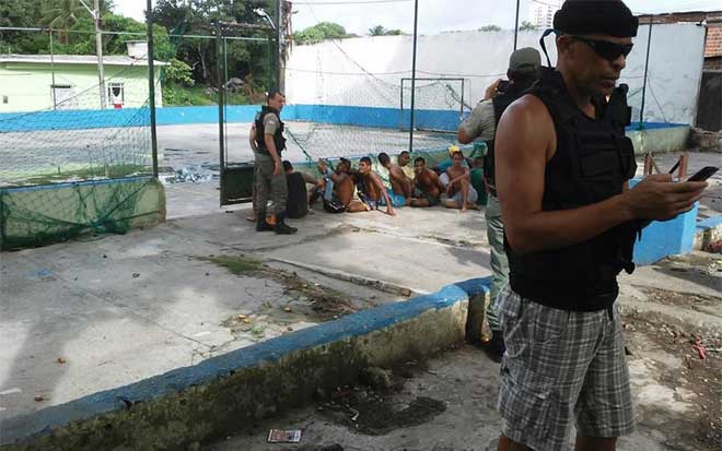 Vrios detentos foram detidos nas proximidades do complexo do Curado, na quadra na Avenida Tempo Feliz. Foto: Cortesia
