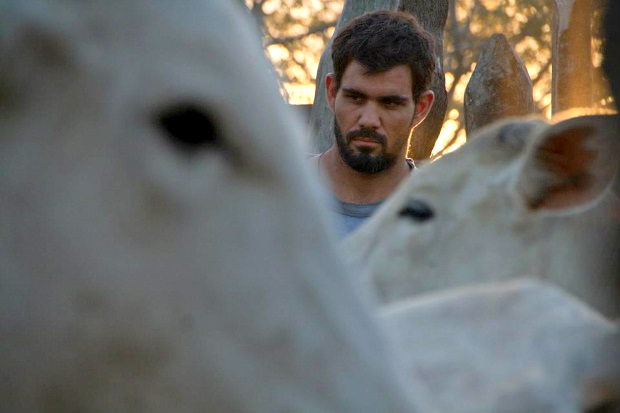 Cazarr interpreta Iremar, um vaqueiro que dorme com bois e sonha com a moda. Foto: Mateus S/ Divulgao