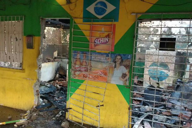 Bar foi totalmente atingido pelas chamas, que se espalharam para imveis vizinhos. Foto: Corpo de Bombeiros/Divulgao 