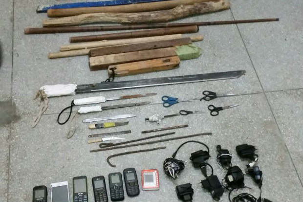 Na Penitenciria, no serto, foram encontrados sete celulares e dez fones de ouvido. Foto: SERES/Divulgao.