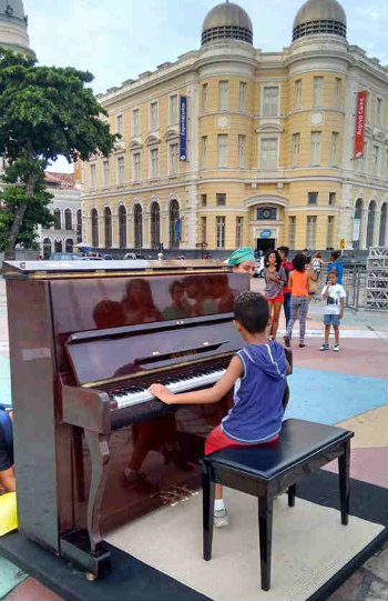 Msica gratuita comea s 17h. Foto: Pianos para a Vida/Divulgao