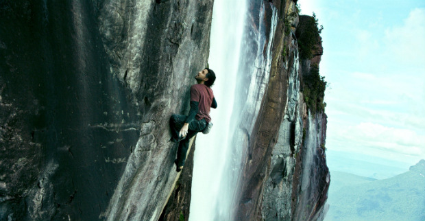 Edgar Ramirez em cena de escalada sem o uso de equipamentos de segurana. Foto: Warner/ Divulgao