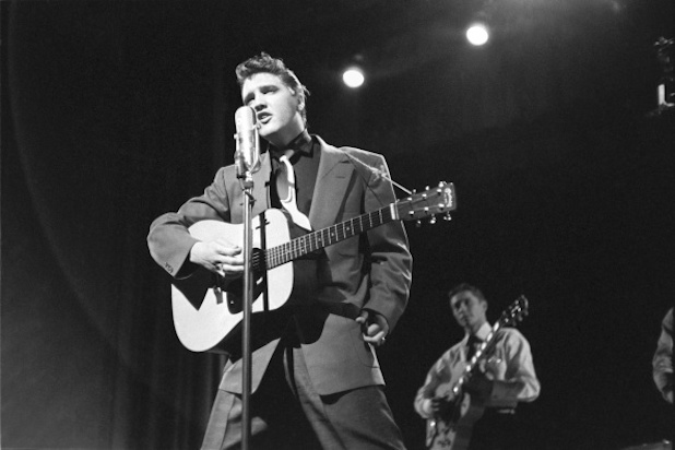 Elvis durante apresentao no Stage Show da CBS. Foto: CBS/Divulgao