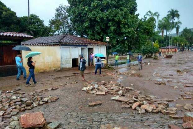 Chuva em Pirenpolis destri calamento de pedra, alaga casas e prejudica comrcio. Foto: Corpo de Bombeiros/Divulgao