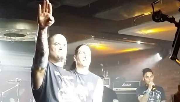 Phil Anselmo fez o gesto aps apresentao em um evento para lembrar o guitarrista Dimebag Darrel. Foto: Facebook/Reproduo