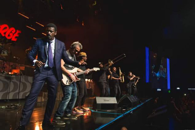 Seu Jorge se apresenta na prvia Enquanto isso na sala da justia. Foto: Reproduo