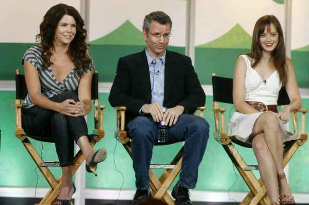 As atrizes Lauren Graham e Alexis Bledel e o produtor David Rosenthal em debate sobre "Gilmore girls", em 2006. Foto: Divulgao