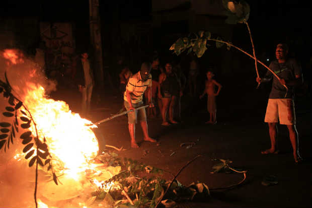 Na Avenida Norte, populao queimou pneus. Foto: Rafael Martins/DP