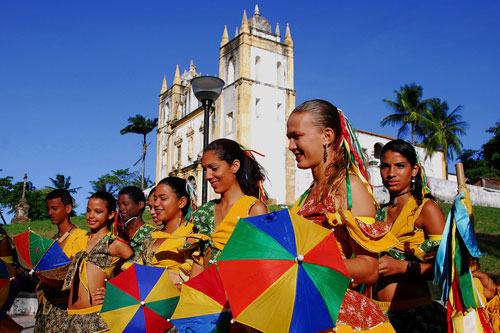 Passistas de frevo em frente  Igreja do Carmo. Foto: Passarinho/Prefeitura de Olinda.