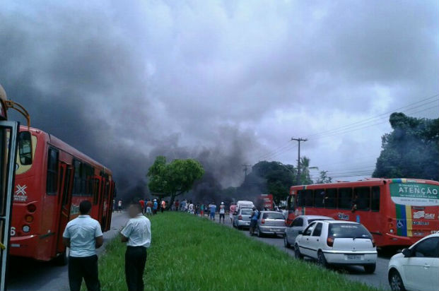 Pneus foram queimados em manifestao pela volta do servio. Foto: PRF/Divulgao