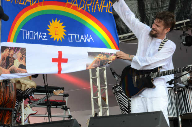 Saulo tambm cantou com a bandeira de Pernambuco. Foto: Roberta Pontual/Divulgao