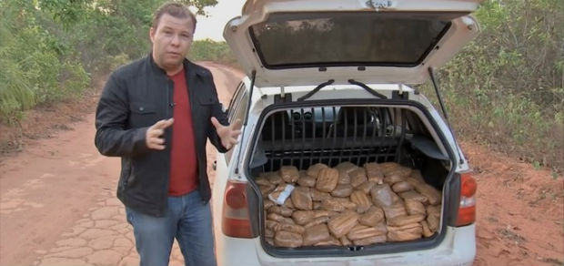 Reprter encheu a mala de um carro com 240 Kg de cocana falsa para a realizao da reportagem. Foto: TV Centro Amrica/Reproduo