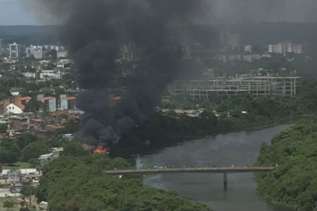 De acordo com os bombeiros, o fogo teria atingido imveis feitos de madeira. Foto: Paulo Henrique Basto/Twitter/Cortesia