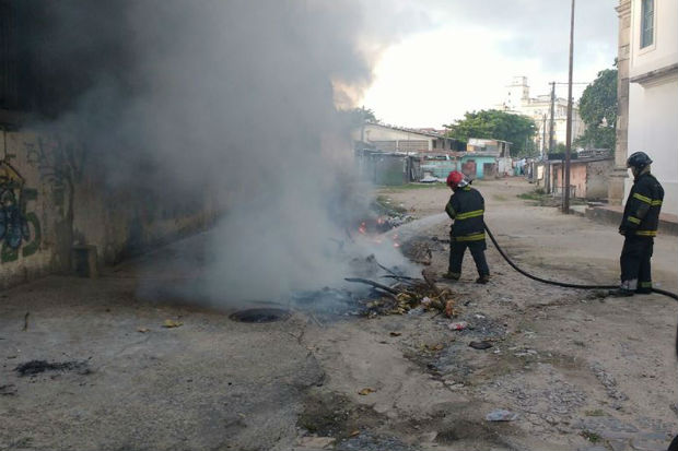 Por volta das 6h da manh, os bombeiros controlaram um incndio na Rua do Brum, no Recife. Foto: Bombeiros/ Divulgao 
