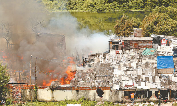 Cerca de 200 moradias foram destrudas pelo fogo deixando pelo menos 600 pessoas sem ter onde morar. Foto: Hesodo Goes/ DP