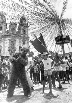 No Recife, o urso, como tambm  chamado, faz parte das atraes oficiais do carnaval. Foto: Arquivo DP