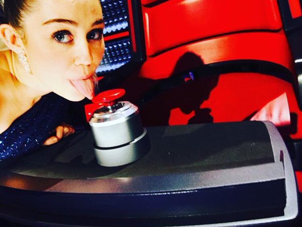 Miley assume vaga que j foi de Taylor Swift. Foto: Twitter/Reproduo