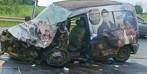 O carro da dupla ficou destrudo. Foto: Blog do Berimbau/Reproduo