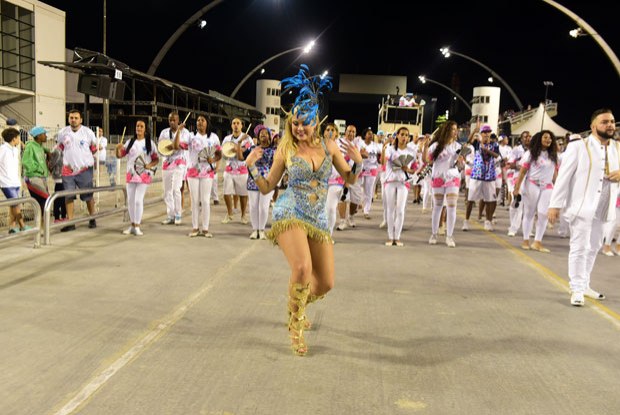 Ellen Roche  a rainha de bateria da Rosas de Ouro. Foto: Leo Franco/Reproduo