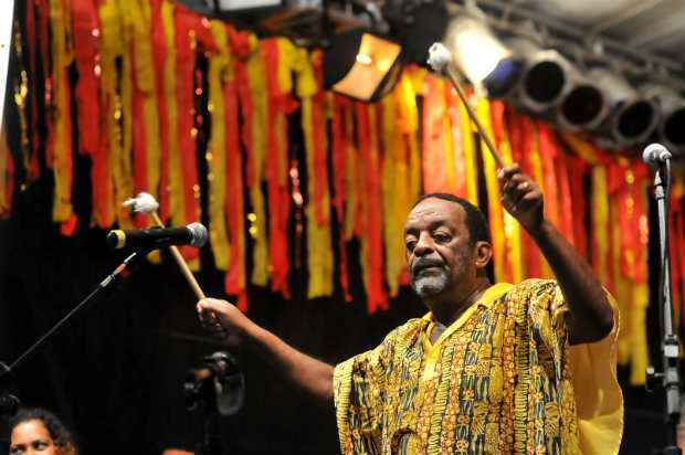 Desde 2001, Nan Vasconcelos comanda a abertura do Carnaval do Recife, reunindo cerca de 500 batuqueiros de 11 naes de maracatu de baque virado. Foto: Helder Tavares/DP/D.A Press