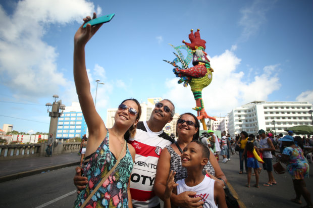 Famlia de So Loureno da Mata visita Recife para conhecer o Galo da Madrugada de perto.
Foto: Hesiodo Goes/Esp.DP.