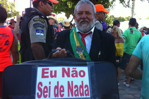 O ator de teatro de rua Jos Bezerra, de 75 anos, chegou fantasiado do ex-presidente Lula, como faz tradicionalmenteFoto: Marcionila Teixeira/ DP
