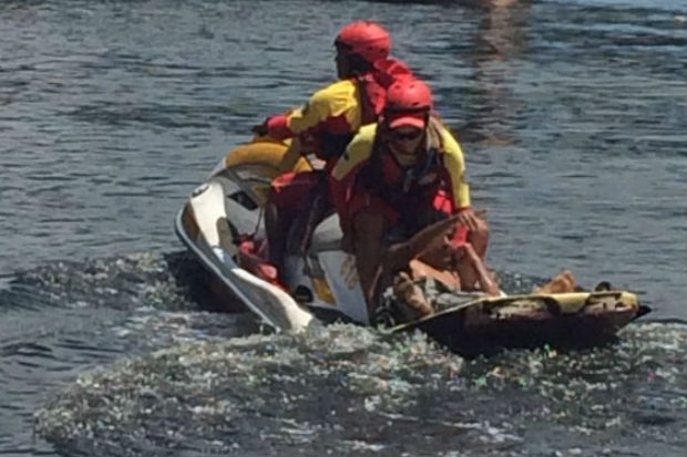 Foto: Bombeiros/ Divulgao - Pessoa foi retirada da gua pelo grupo de salvamento aqutico 