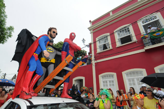 Os folies capricham nas fantasias de super-heris. Na foto, o Super Nando Reis e Homem Aranha. Foto: Jaqueline Maia/DP/DA Press
