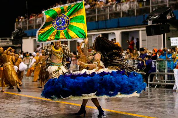 Unidos do Peruche fez uma homenagem aos 100 anos do samba, resgatando as razes negras do ritmo. Foto: Paulo Pinto/LigaSP