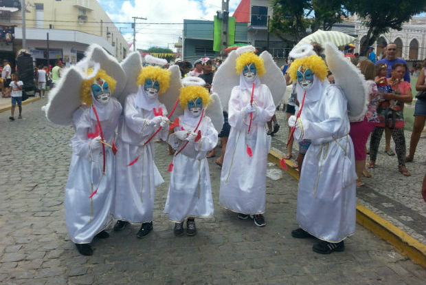 Roupas, mscara e cabelos so marca dos Papangus, personagens centrais do carnaval em Bezerros. Foto: Larissa Rodrigues/DP 