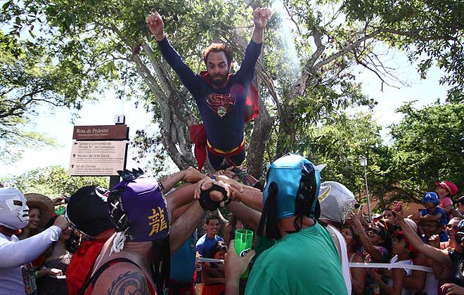 H nove anos o bloco Mucha Lucha tira onda com ringue montado no Alto da S. Foto: Paulo Paiva/DP