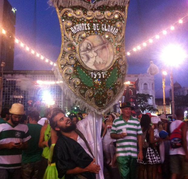 Danilo foi um dos porta estandartes do Amantes de Glria nesta segunda-feira. Crdito: Victor Germano/DP