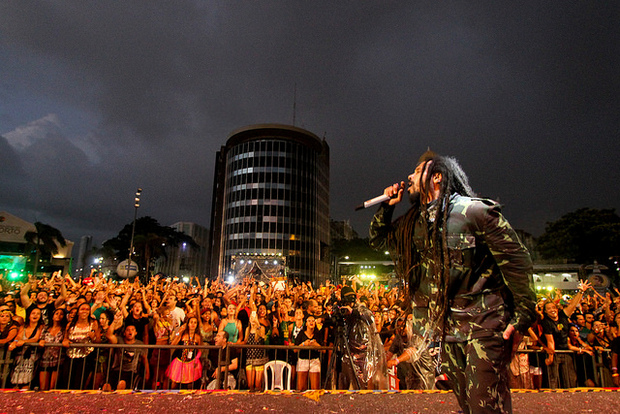 O dia j amanhecia quando o Rappa ainda estava no palco. Foto: Allan Torres/ Divulgao