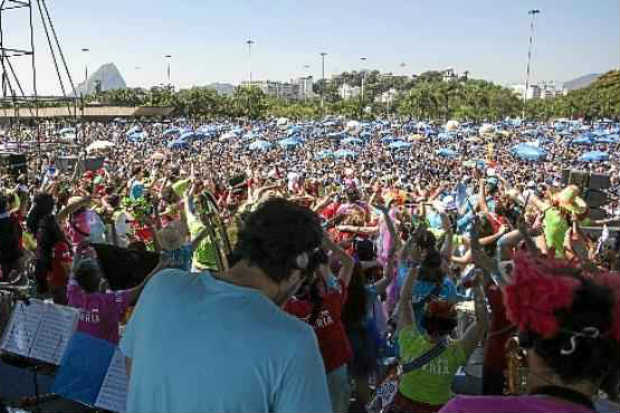 O bloco emendou sucessos dos Beatles em ingls, mas em ritmos brasileiros, como samba, funk, frevo e maracatu. Foto: Gabriel Santos/Riotur