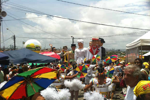 Boneco gigante de Getlio Cavalcanti abriu desfiles nesta tera de carnaval, nas ladeiras de Olinda. Foto: Joo Andrade Neto