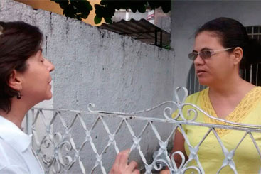 Moradora de Jardim So Paulo, Rosali Ferreira aproveitou presena da ministra para pedir vacina e saneamento bsico. Foto: Roslia Rangel/ DP