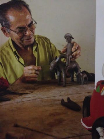 Manuel Eudcio comeou a criar aos 8 anos - Foto: Reproduo do livro Nova fase da lua - Escultores Populares de Pernambuco (Foto: Reproduo)