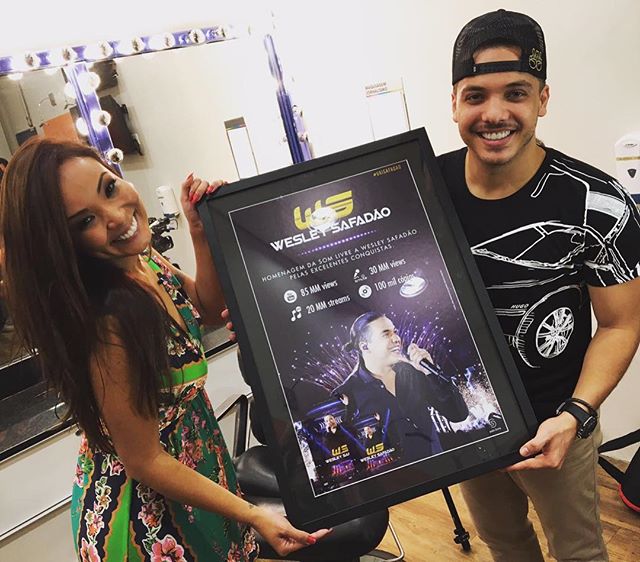 Carol Nakamura entrega disco de platina, por mais de 100 mil cpias vendidas do DVD Ao vivo em Braslia. Foto: Reproduo/Instagram