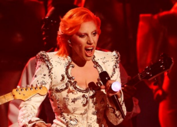 Gaga fez um medley de oito canes de Bowie. Foto: AFP Photo/Reproduo
