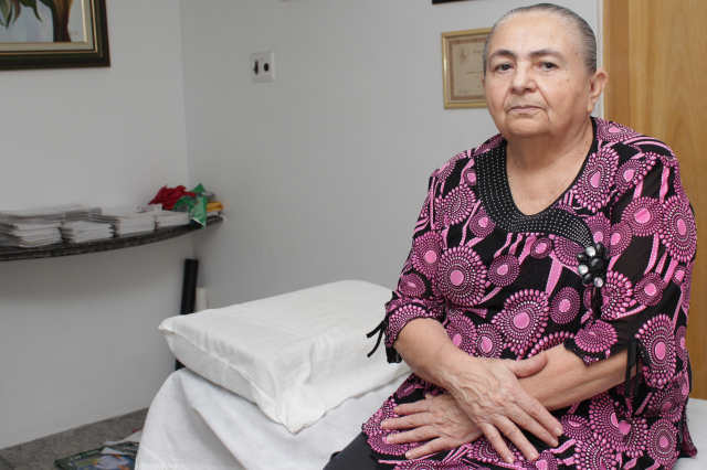 Benedita Paes, 73 anos, sofreu por quatro semanas com as dores antes de descobrir o diagnstico da chikungunya Credito: Karina Morais/Esp.DP (Credito: Karina Morais/Esp.DP)