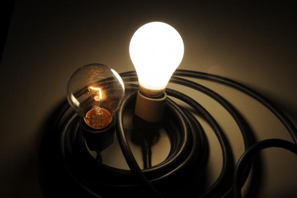 Para gastar menos, consumidor deve apagar luzes ao sair de um ambiente. Foto: Marcelo Casal Junior/Agncia Brasil