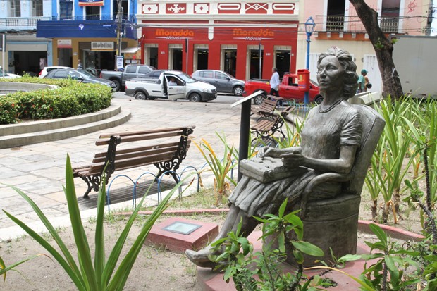A escultura de Clarice Lispector integra o Circuito da Poesia, distribudo pelo Recife. Foto: Nando Chiappetta/Divulgao