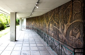 Painis talhados em madeira revelam preciosismo das obras. Foto: Breno Laprovitera/Divulgao