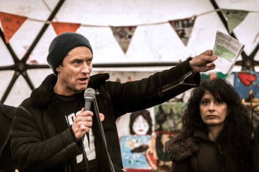 O ator britnico Jude Law visita o acampamento de refugiados de Calais, na Frana, no dia 21 de fevereiro de 2016.  AFP PHILIPPE HUGUEN 