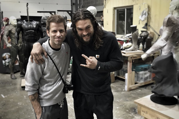 Zack Snyder com Jason Momoa (Aquaman) e os possveis uniformes ao fundo. Foto: Twitter/Reproduo