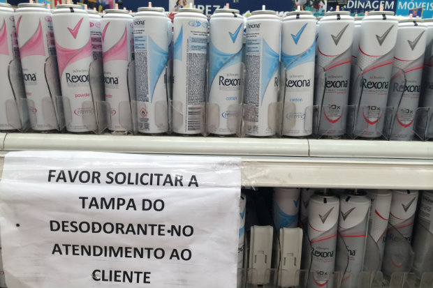 Tampas esto sendo removidas para evitar furtos. Foto: Wagner Oliveira/DP