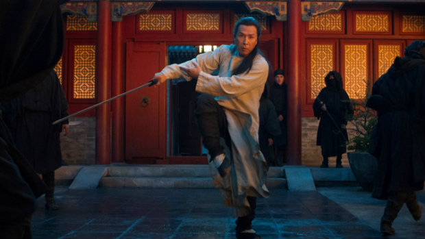 Donnie Yen quer resguardar a espada do destino. Crdito: Netflix/Divulgao